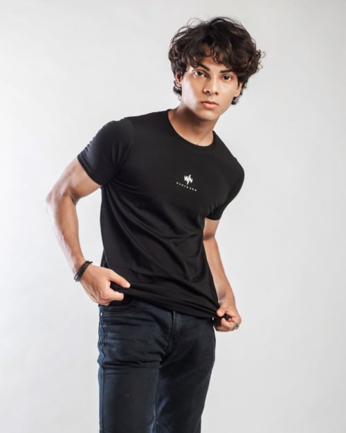 men round neck short sleeve black t-shirt